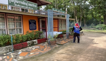 ออกดำเนินการพ่นหมอกควันกำจัดยุงลาย ที่บ้านหนองผือ หมู่ที่ 7 ตำบลโคกคอน และที่โรงเรียนบ้านหนองผือ